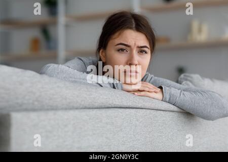 Bouleversement pénsif une jeune femme européenne triste souffrant de dépression souffre de solitude et d'auto-isolement Banque D'Images