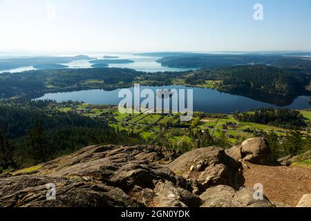 WA19645-00...WASHINGTON - vue sur le lac Campbell et l'extrémité ouest du col de l'illusion depuis le sommet du mont Érié. Banque D'Images