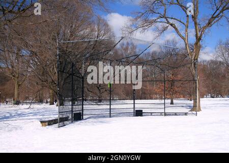 Le terrain de base-ball vide en hiver à Central Park à New York Banque D'Images