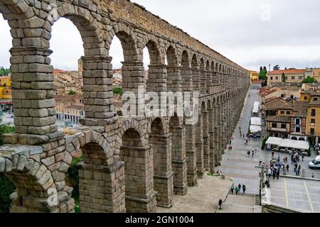 SÉGOVIE ESPAGNE - 21 SEPTEMBRE 2021. Aqueduc de Ségovie. Ancien aqueduc romain sur la Plaza del Azoguejo et anciennes villes de construction à Ségovie. Banque D'Images