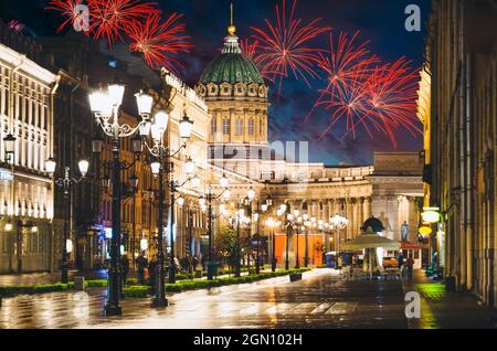 La cathédrale de Kazan et Nevsky perspective à la nuit lumières vieilles maisons feux d'artifice sur le fond à Saint-Pétersbourg Banque D'Images