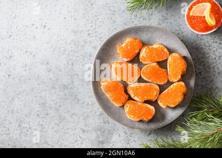 Apéritif de fête avec caviar rouge sur fond gris. Noël, fête du nouvel an. Repas de fête. Gros plan. Banque D'Images