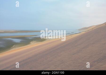 Angola; dans la partie sud de la province du Namibe; dans la partie nord du désert du Namib; Baia dos Tigres; sur la côte atlantique; sur les grandes dunes de sable qui descendent Banque D'Images