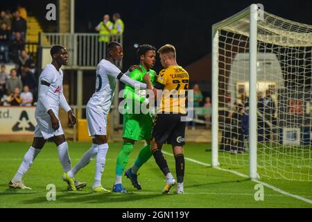 Jack lankester (23 cambridge united) soutient avec le gardien de but Josh Oluwayemi (59 Tottenham) lors du Papa Johns League Trophée Cambridge United / Tottenham U21 au stade Abbey-Angleterre Banque D'Images