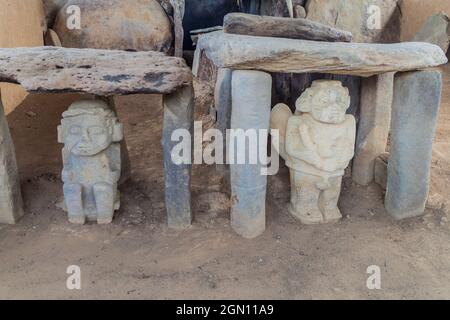 Statues en tombes situées sur le site archéologique de l'Alto de los Idolos près de San Agustin, Colombie Banque D'Images