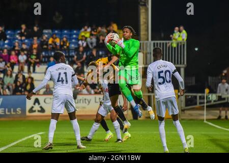 Le gardien de but Josh Oluwayemi (59 Tottenham) fait des économies lors du Papa Johns League Trophy Cambridge United contre Tottenham U21 au Abbey Stadium-England Banque D'Images