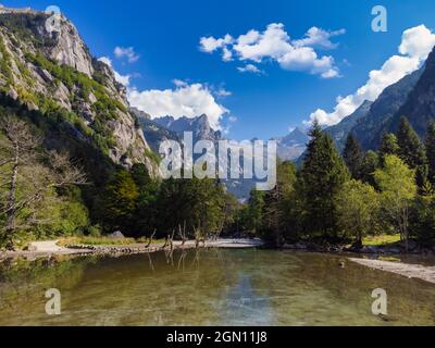 Eaux calmes du lac reflétant les nuages dans la vallée de Mountain Park, Lombardie, Italie Banque D'Images