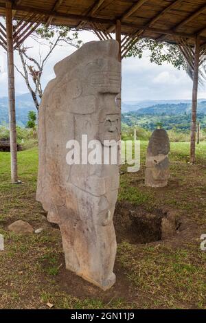 Statues anciennes sur le site de l'Alto de Lavapatas dans le parc archéologique de San Agustin, Colombie Banque D'Images
