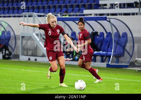 Luxembourg, Luxembourg. 21 septembre 2021. Alex Greenwood (6 Angleterre) tire le ballon lors du match de qualification de la coupe du monde des femmes de la FIFA 2021 entre le Luxembourg et l'Angleterre au Stade de Luxembourg, Luxembourg. Crédit: SPP Sport presse photo. /Alamy Live News Banque D'Images