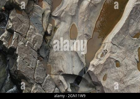 Un ruisseau qui coule sur les roches érodées avec la création d'une belle texture Banque D'Images
