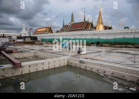 Bangkok, Thaïlande. 21 septembre 2021. Une route en face du Temple temporairement fermé du Bouddha d'Émeraude (Wat Phra Kaew) vu en construction. Le temple du Bouddha d'Émeraude (Wat Phra Kaew) est en cours de rénovation pour sa réouverture après que le gouvernement thaïlandais prévoit de rouvrir Bangkok et d'autres destinations touristiques populaires aux visiteurs étrangers en octobre 2021, afin de relancer l'économie du pays et l'industrie touristique après la pandémie prolongée de coronavirus (COVID-19). Crédit : SOPA Images Limited/Alamy Live News Banque D'Images