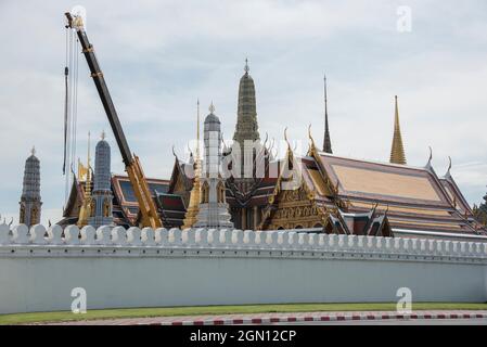 Bangkok, Thaïlande. 21 septembre 2021. Une vue sur le Temple du Bouddha d'Émeraude (Wat Phra Kaew) est en cours de construction. Le temple du Bouddha d'Émeraude (Wat Phra Kaew) est en cours de rénovation pour sa réouverture après que le gouvernement thaïlandais prévoit de rouvrir Bangkok et d'autres destinations touristiques populaires aux visiteurs étrangers en octobre 2021, afin de relancer l'économie du pays et l'industrie touristique après la pandémie prolongée de coronavirus (COVID-19). Crédit : SOPA Images Limited/Alamy Live News Banque D'Images