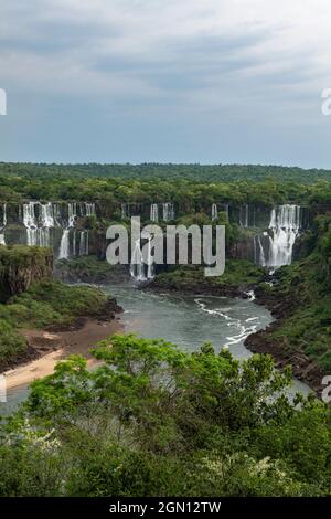 Vue sur les chutes d'Iguazu, le parc national d'Iguazu, Parana, Brésil, Amérique du Sud Banque D'Images