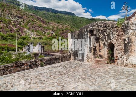 Pont dans le village de Jordanie dans le canyon de la rivière Chicamocha en Colombie Banque D'Images