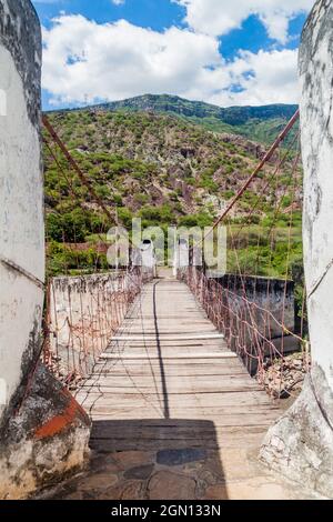 Pont dans le village de Jordanie dans le canyon de la rivière Chicamocha en Colombie Banque D'Images