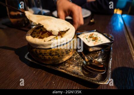 Délicieuse cuisine fusion indienne au restaurant Tamba, Abu Dhabi, Abu Dhabi, Émirats arabes Unis, Moyen-Orient Banque D'Images