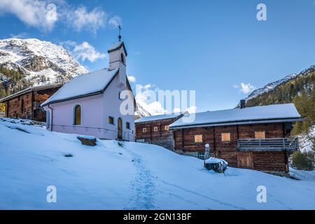 Vieux cabanes de montagne et chapelle sur l'Oberstalleralm dans l'Arntal, Innergilgraten, Villgramental, Tyrol oriental, Tyrol, Autriche Banque D'Images