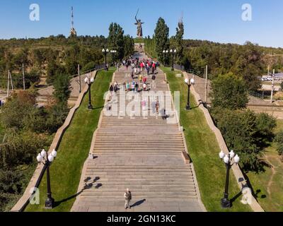 Vue sur les escaliers menant au complexe commémoratif de Mamayev Kurgan et à l'immense statue du RUF de la mère, Volgograd, district de Volgograd, Russie, E Banque D'Images