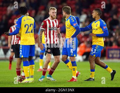 Oli McBurnie, de Sheffield United (au centre à gauche), échange des mots avec Jannik Vestergaard et Yann Valery, de Southampton, lors du troisième match de la Carabao Cup à Bramall Lane, Sheffield. Date de la photo: Mardi 21 septembre 2021. Banque D'Images