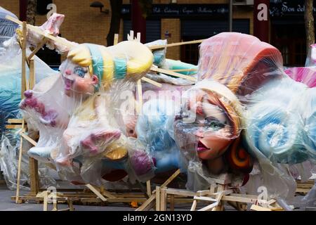 Les Ninots d'un monument Fallas protégé par des plastiques quelques jours avant le plantà des monuments Fallas du festival San José à Valence, Espagne Banque D'Images