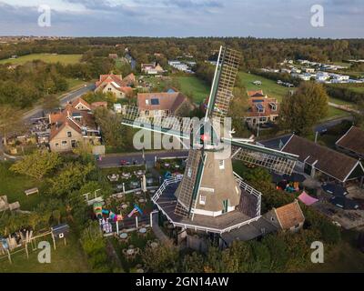 Vue aérienne du moulin à vent et des bâtiments de la ferme de Koffiemolen, Formerum, Terschelling, îles de la Frise occidentale, Frise, Pays-Bas, Europe Banque D'Images