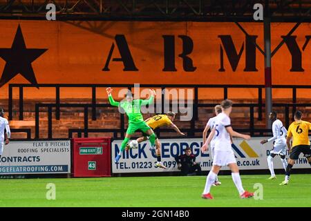 Le gardien de but Josh Oluwayemi (59 Tottenham), remis en question par sam smith (10 cambridge united) lors du Trophée Papa Johns League Cambridge United contre Tottenham U21 au stade Abbey, en Angleterre Banque D'Images