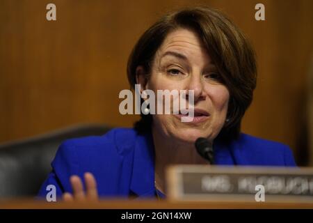 Washington, États-Unis. 21 septembre 2021. La sénatrice Amy Klobuchar (D-MN) et présidente de la sous-commission judiciaire du Sénat sur la politique de concurrence, l'antitrust et les droits des consommateurs, s'exprime à Washington, DC, États-Unis, le mardi 21 septembre 2021. L'audience est intitulée « Big Data, Big questions: Implications pour la concurrence et les consommateurs. Photo de piscine par Ting Shen/UPI crédit: UPI/Alay Live News Banque D'Images