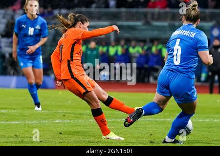 REYKJAVIK, ISLANDE - SEPTEMBRE 21 : Danielle van de Donk, des pays-Bas, prend des photos pour marquer son premier but lors du match du groupe C de qualification de la coupe du monde des femmes de la FIFA 2023 entre l'Islande et les pays-Bas à Laugardalsvollur le 21 septembre 2021 à Reykjavik, Islande (photo d'Andre Weening/Orange Pictures) Banque D'Images