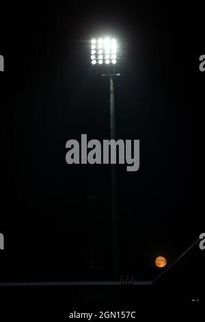 La lune vue derrière les projecteurs lors du troisième tour de la Carabao Cup au Kiyan Prince Foundation Stadium, Londres. Date de la photo: Mardi 21 septembre 2021. Banque D'Images