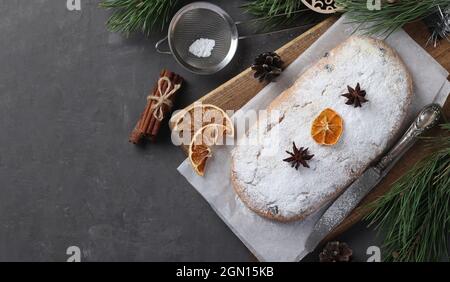 Noël savoureux stollen avec des fruits secs, des baies et des noix sur le bois. Gâteries traditionnelles allemandes. Banque D'Images