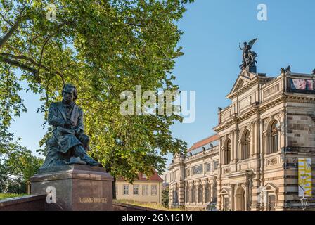 Mémorial du peintre Ludwig Richter en face du musée Albertinum sur la terrasse de Brühl à Dresde, Saxe, Allemagne Banque D'Images