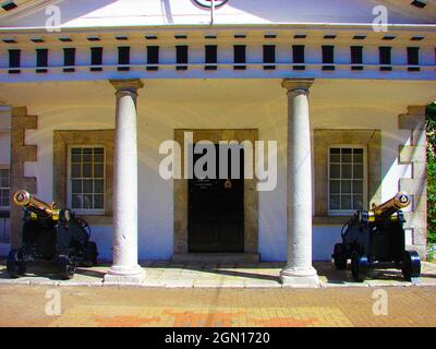 Gibraltar en 2007 - entrée du couvent Guardroom - construit vers le début des années 1700 au moment où le couvent devient la résidence du gouverneur. Deux canons militaires en laiton se trouvent à l'extérieur du bâtiment. Le changement de la garde a lieu régulièrement à l'extérieur du couvent et des cérémonies spéciales ont lieu à intervalles réguliers tout au long de l'année. La Maison de la Garde apparaît (presque exactement comme elle l'est aujourd'hui) sur la carte de Charles Warren de 1865. Il s'agit maintenant de la réception de la place du couvent n° 6, le bureau du ministre en chef. Banque D'Images