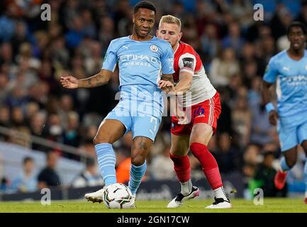 Manchester, Royaume-Uni. 21 septembre 2021. Raheem Sterling de Manchester City et Jason McCarthy de Wycombe Wanderers pendant le match de la Carabao Cup au Etihad Stadium de Manchester. Le crédit photo devrait se lire: Andrew Yates/Sportimage crédit: Sportimage/Alay Live News Banque D'Images