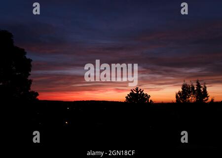 Un coucher de soleil spectaculaire sur le pont Horbury, vu de Wakefield, West Yorkshire. Banque D'Images