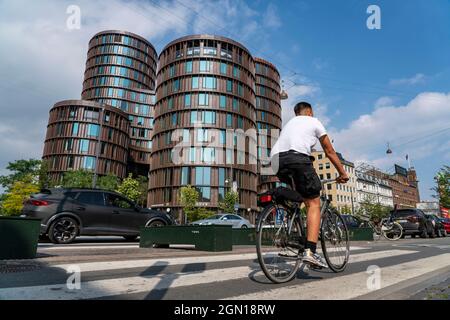 Cyclistes sur des pistes cyclables dans le centre-ville de Copenhague, considéré comme la capitale mondiale du cyclisme, 45 % des habitants voyagent à vélo, moderne Banque D'Images