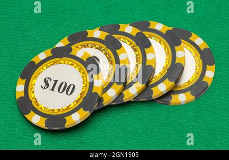 Cinq jetons de poker sur la table de casino verte. Banque D'Images