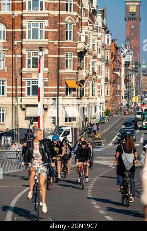 Cyclistes sur les pistes cyclables, sur la rue Vester Voldgade, dans le centre-ville de Copenhague, considéré comme la capitale mondiale du cyclisme, 45% des résidents font leur j Banque D'Images