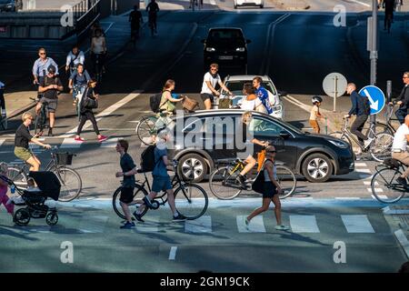 Cyclistes sur les pistes cyclables, sur la rue Vester Voldgade, dans le centre-ville de Copenhague, considéré comme la capitale mondiale du cyclisme, 45% des résidents font leur j Banque D'Images