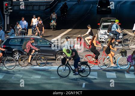 Cyclistes sur les pistes cyclables, sur la rue Vester Voldgade, dans le centre-ville de Copenhague, considéré comme la capitale mondiale du cyclisme, 45% des résidents font leur j Banque D'Images