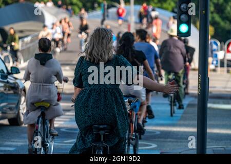 Les cyclistes sur les pistes cyclables, sur la rue Vester Voldgade, dans le centre-ville de Copenhague, est considéré comme la capitale mondiale du cyclisme, 45% des résidents font thei Banque D'Images