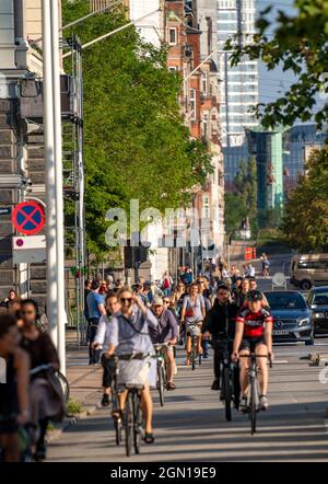 Les cyclistes sur les pistes cyclables, sur la rue Vester Voldgade, dans le centre-ville de Copenhague, est considéré comme la capitale mondiale du cyclisme, 45% des résidents font thei Banque D'Images