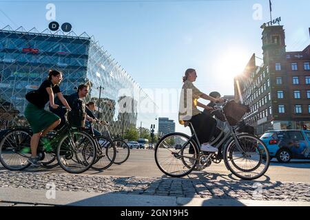 Cyclistes sur les pistes cyclables, Radhuspladsen, place de l'hôtel de ville, H.C. Andersen's Boulevard, dans le centre-ville de Copenhague, est considéré comme la capitale du cyclisme Banque D'Images