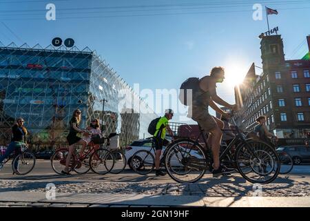 Cyclistes sur les pistes cyclables, Radhuspladsen, place de l'hôtel de ville, H.C. Andersen's Boulevard, dans le centre-ville de Copenhague, est considéré comme la capitale du cyclisme Banque D'Images