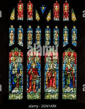 Quatre Archanges, saint Uriel, saint Michel, Saint Gabriel, Saint Raphaël, St vitrail, archange, saints, fenêtre ouest, église Blakeney, Norfolk, Banque D'Images