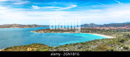 Vue imprenable sur la plage de la Sciumara à Palau. Paysage marin pittoresque de la mer Méditerranée. Lieu: Palaos, province d'Olbia-Tempio, Sardaigne, Italie, Banque D'Images