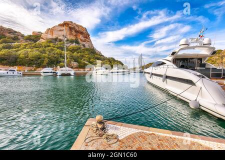 Vue splendide sur le port et la baie de Poltu Quatu avec des yachts de luxe sur la Costa Smeralda. Destination de voyage populaire de la mer Méditerranée. Emplacement: Poltu Quatu Banque D'Images