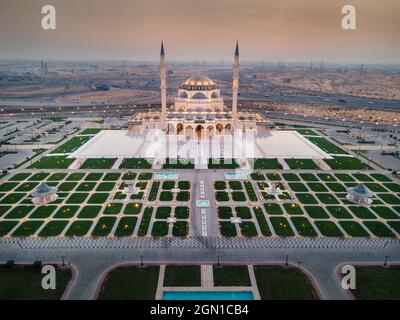 La mosquée de Sharjah, est la plus grande mosquée de l'Émirat de Sharjah, les Émirats arabes Unis caractérisés par la symétrie et la perfection de l'arche islamique Banque D'Images