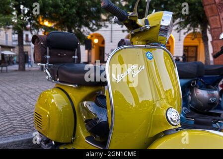 Castellamonte, Italie - 2 juillet 2021 : gros plan de la façade du rallye vespa, symbole du design italien Banque D'Images