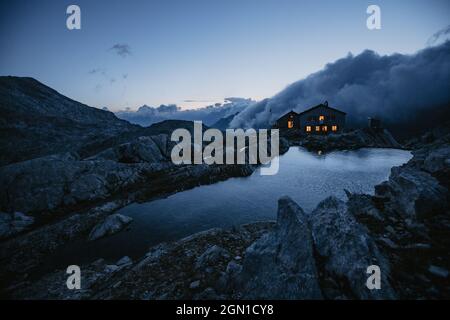 Cabane de montagne illuminée dans les montagnes suisses, Suisse, chaîne de montagnes, cabane de montagne, Banque D'Images