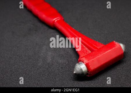 Marteau d'urgence rouge sur fond noir. lifesaver. Un outil important pour les voitures et les bus. Banque D'Images